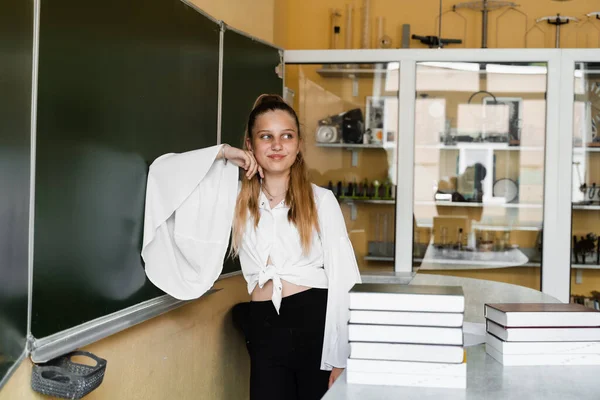 Educación Escolar Colegiala Con Muchos Libros Posando Pizarra Aula Chica —  Fotos de Stock