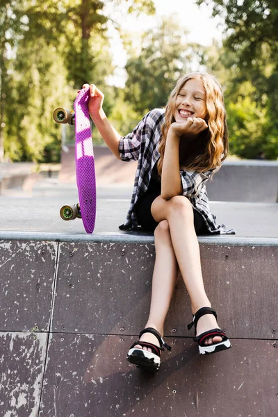 Kind Met Penny Board Jong Meisje Met Skate Board Zittend — Stockfoto