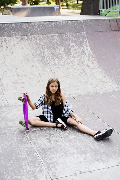 Active Child Girl Fall Penny Board Injured Sitting Looking Bruise — Stok fotoğraf