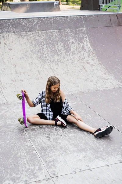 Active Child Girl Fall Penny Board Injured Sitting Looking Bruise — Fotografia de Stock