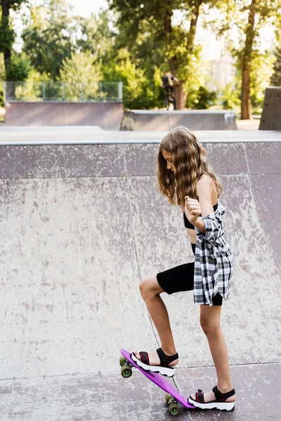 Nastolatka Gotowa Jazdy Desce Skateboardingu Placu Zabaw Urządzenia Sportowe Dla — Zdjęcie stockowe