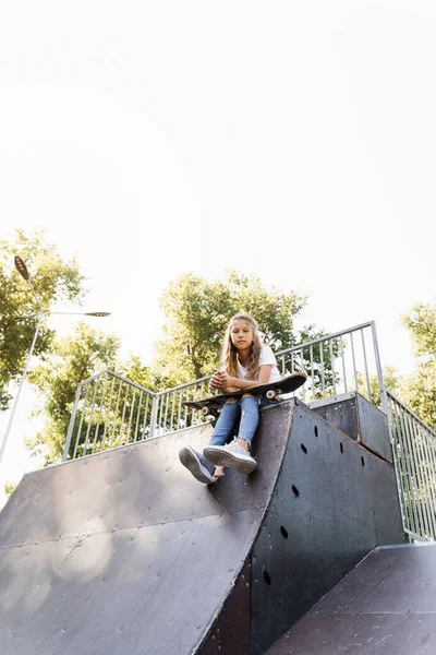 Bonne Fille Souriante Avec Planche Roulettes Assise Sur Aire Jeux — Photo