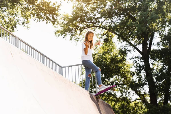 Tiener Meisje Met Penny Board Klaar Naar Beneden Gaan Skateboard — Stockfoto