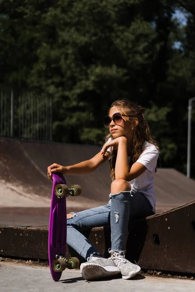 Kind Met Penny Board Jong Meisje Tiener Bril Met Skate — Stockfoto