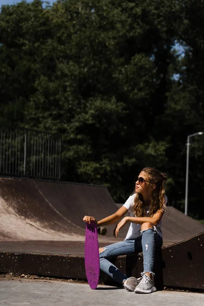Child Penny Board Young Girl Teenager Glasses Skate Board Sitting — Foto de Stock