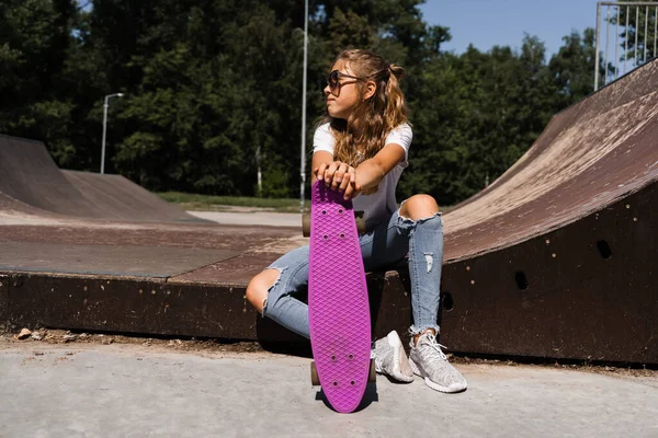 Active Child Penny Board Sitting Skate Sport Ramp Extreme Sport — Foto de Stock