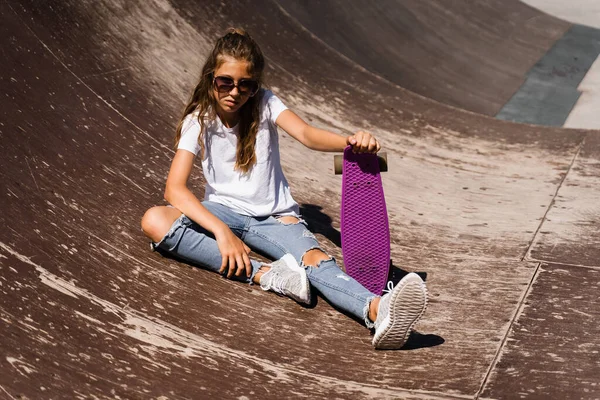 Kind Model Bril Zittend Poserend Met Penny Board Skate Speelplaats — Stockfoto