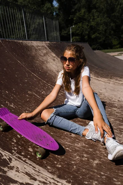 Dětský Model Brýlích Sedí Pózuje Penny Board Bruslovém Hřišti Aktivní — Stock fotografie