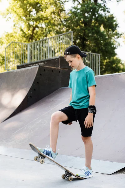 Teenager Boy Ready Ride Skate Board Skateboard Park Playground Sports — Foto de Stock