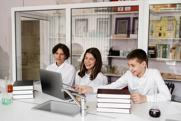 Chemistry Lesson Labaratory Education Online Class Group Pupils Studying Laptop — Zdjęcie stockowe