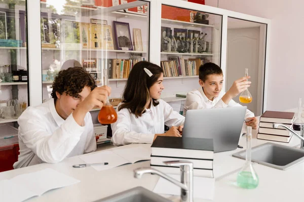 Źrenice Trzymające Kolby Płynem Eksperymentów Laboratorium Koncepcja Edukacji Grupa Uczniów — Zdjęcie stockowe