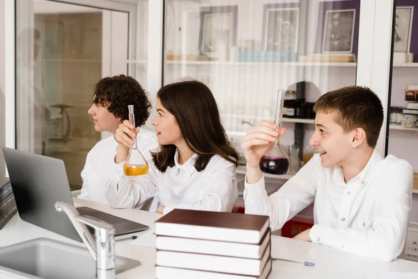 Alumnos Sosteniendo Frascos Con Líquido Para Experimentos Laboratorio Concepto Educativo —  Fotos de Stock