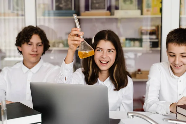 Educación Escolar Compañeros Alegres Lección Química Sostienen Frascos Con Líquido —  Fotos de Stock