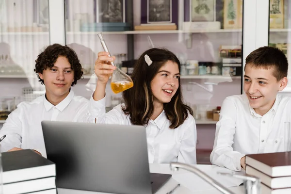 School Education Cheerful Classmates Chemistry Lesson Hold Flasks Liquid Experiments —  Fotos de Stock