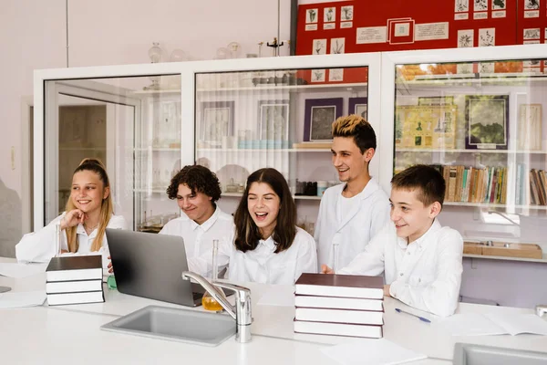 Discusión Con Profesor Una Lección Química Laboratorio Grupo Compañeros Clase —  Fotos de Stock