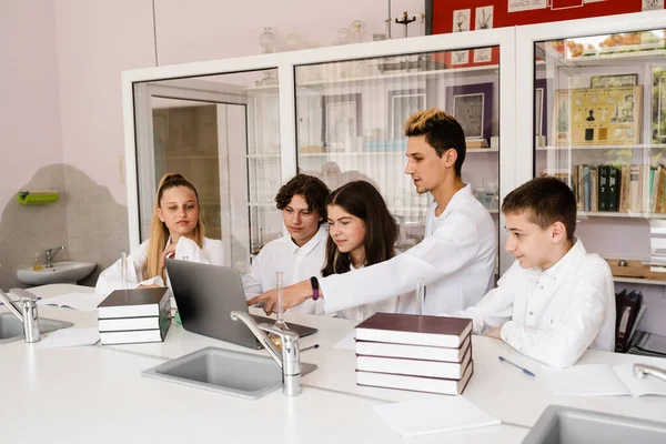 Discussion Teacher Chemistry Lesson Laboratory Group Classmates Discussing Chemistry Experiments — Fotografia de Stock