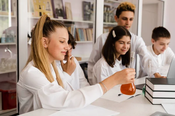 Chemistry Lesson Schoolgirl Classmates Holds Flask Experiments Smiles Laboratory School — Zdjęcie stockowe