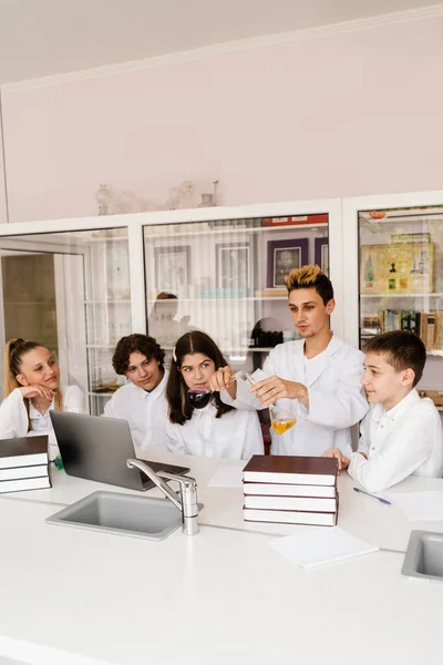 Education Chemical Experiments Chemistry Lesson School Children Classmates Hold Test —  Fotos de Stock
