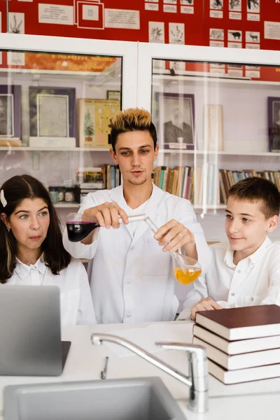 Vzdělání Chemické Experimenty Hodině Chemie Škole Děti Spolužáci Drží Zkumavky — Stock fotografie