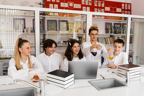 Education Chemical Experiments Chemistry Lesson School Children Classmates Hold Test — Foto Stock