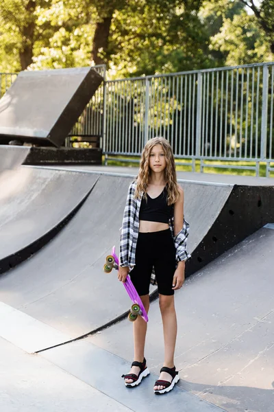 Kind Meisje Met Penny Board Poseren Skate Sport Helling Sportuitrusting — Stockfoto