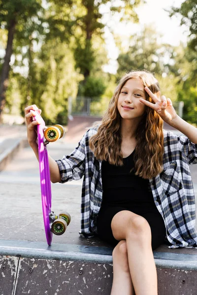 Kaykay Parkında Oturan Gülümseyen Mutlu Genç Kız Ekstrem Spor Yaşam — Stok fotoğraf