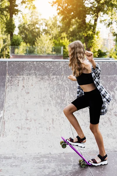 Teenager Girl Ready Ride Penny Board Skateboard Park Playground Sports — Stock Photo, Image