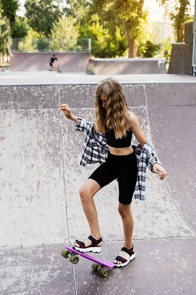 Kind Meisje Rijdt Een Penny Board Skate Board Sportuitrusting Voor — Stockfoto