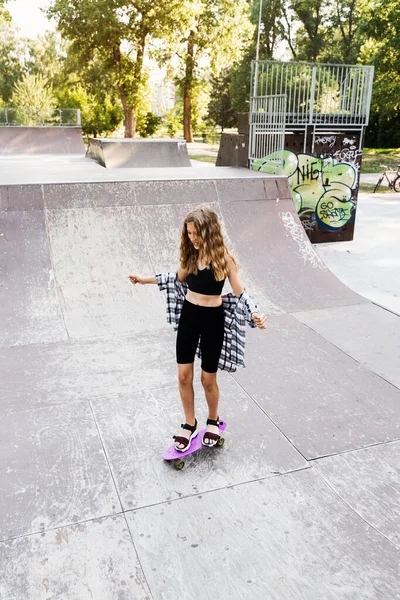 Enfant Fille Monter Sur Penny Board Skate Board Équipement Sport — Photo