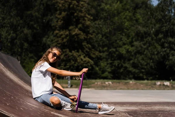 Dětský Model Brýlích Sedí Pózuje Penny Board Bruslovém Hřišti Aktivní — Stock fotografie