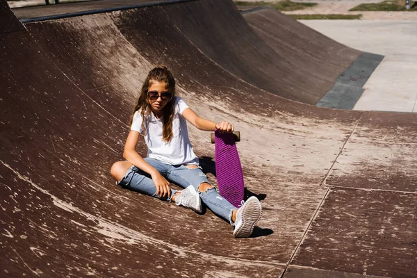 Kind Model Bril Zittend Poserend Met Penny Board Skate Speelplaats — Stockfoto