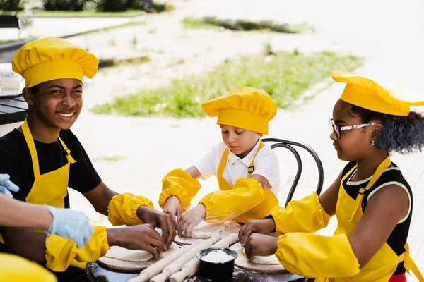 Wieloetniczne Kucharze Dzieci Żółty Kapelusz Kucharzy Fartuch Gotowania Ciasta Dla — Zdjęcie stockowe