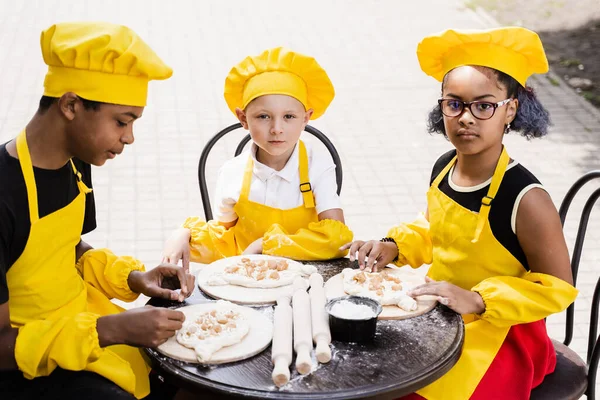 Buona Compagnia Bambini Multietnici Che Cucinano Pasta Attività Cuoco Infantile — Foto Stock