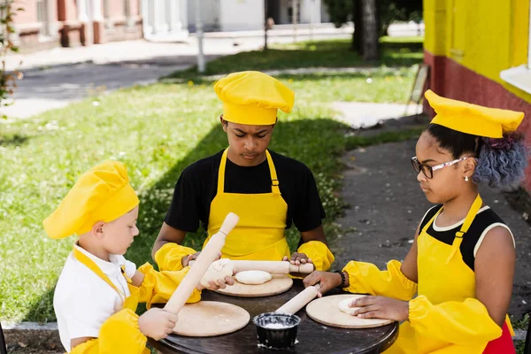 Wielorasowe Kucharze Dzieci Żółty Kapelusz Kucharzy Fartuch Gotowania Ciasta Dla — Zdjęcie stockowe