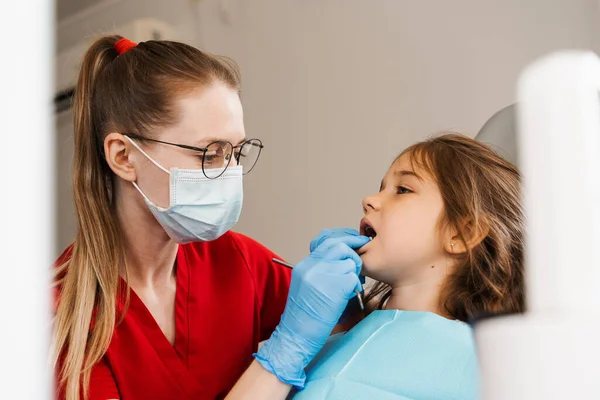 Children Dentist Examines Child Girl Mouth Teeth Treats Toothaches Happy — Foto de Stock