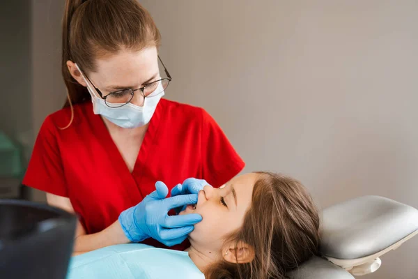 Consultation Pediatric Dentist Dentistry Pediatric Dentist Examines Teeth Child Girl — Zdjęcie stockowe