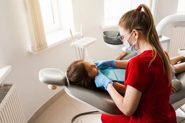 Consultation Pediatric Dentist Dentistry Pediatric Dentist Examines Teeth Child Girl — Zdjęcie stockowe
