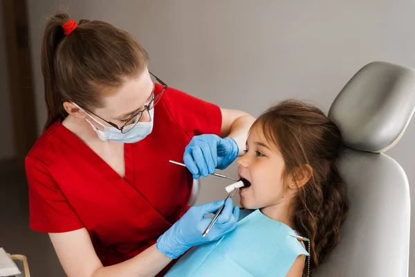 Pediatric Dentist Puts Cotton Swab Mouth Child Girl Install Photopolymer — Foto de Stock