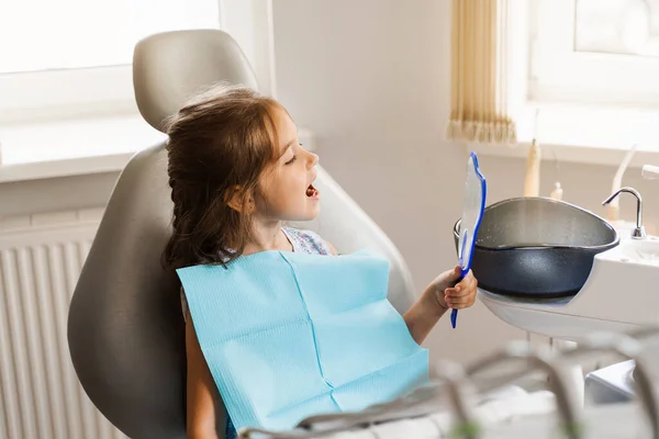 Criança Olhar Espelho Para Dentista Paciente Infantil Feliz Odontologia Tratamento — Fotografia de Stock