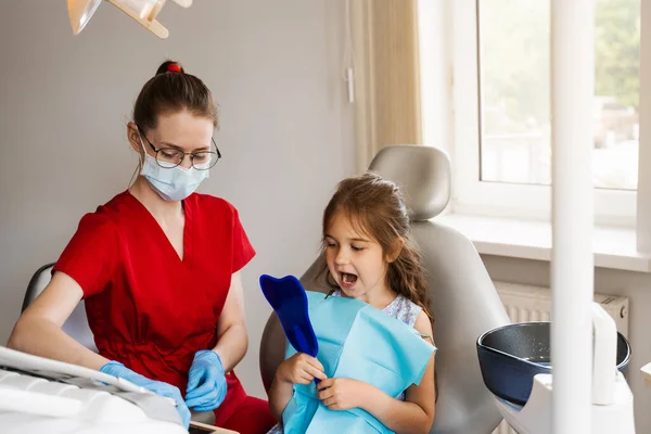 Consultation Child Dentist Dentistry Teeth Treatment Child Looking Mirror Dentist — Foto de Stock