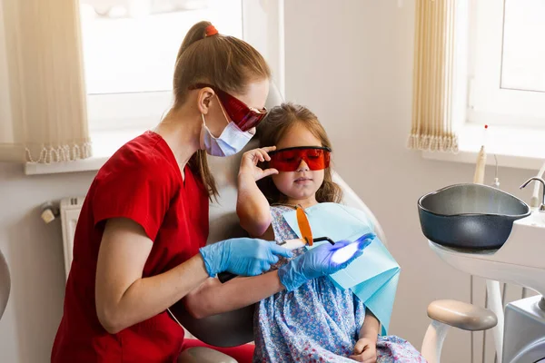 Child Prepare Illumination Photopolymer Tooth Filling Dentistry Dentist Red Protective — Φωτογραφία Αρχείου