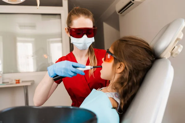 Child Dentistry Illumination Photopolymer Tooth Filling Procedure Child Dentist Red — Zdjęcie stockowe