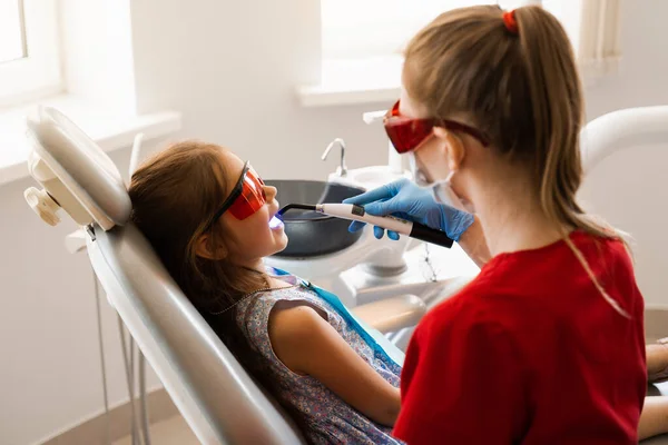 Child Dentist Treats Removes Caries Patient Illumination Photopolymer Tooth Filling — Zdjęcie stockowe