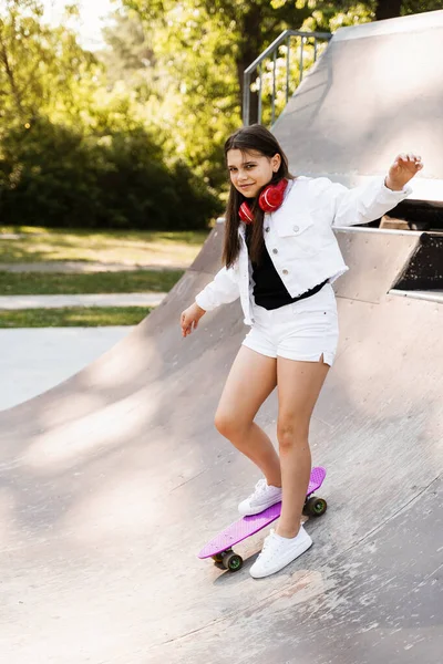 Genç Kız Kaykay Parkında Kaykay Yapmaya Hazır Çocuklar Için Spor — Stok fotoğraf
