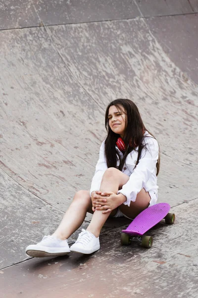 Active Child Girl Fall Penny Board Injured Sitting Looking Bruise — ストック写真