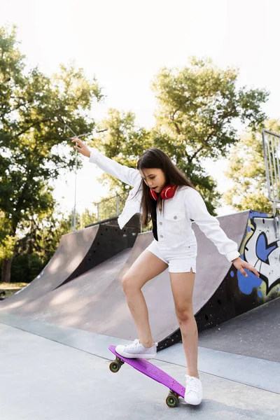 Dítě Dívka Jízda Penny Palubě Skate Sportovní Rampu Při Západu — Stock fotografie