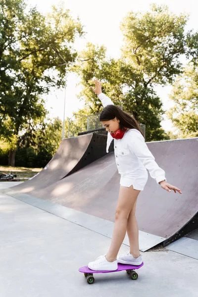Skater Child Girl Ride Penny Board Skate Sport Ramp Sunset — Fotografia de Stock