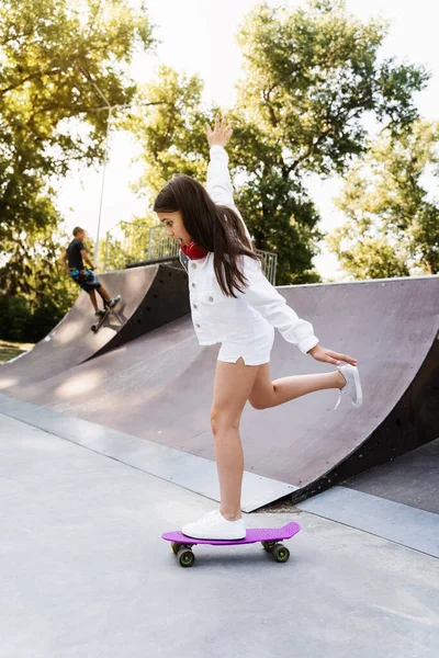 Skater Dítě Dívka Jízda Penny Palubě Skate Sportovní Rampu Při — Stock fotografie