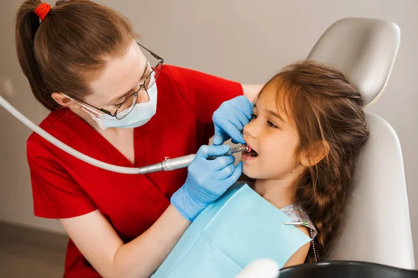 Child Dentist Makes Professional Teeth Cleaning Dentistry Professional Hygiene Teeth — Foto de Stock