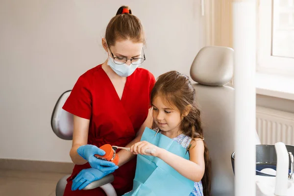 Pediatric Dentist Teaching Oral Hygiene Lesson Kids Dentistry Dentist Shows — Foto de Stock